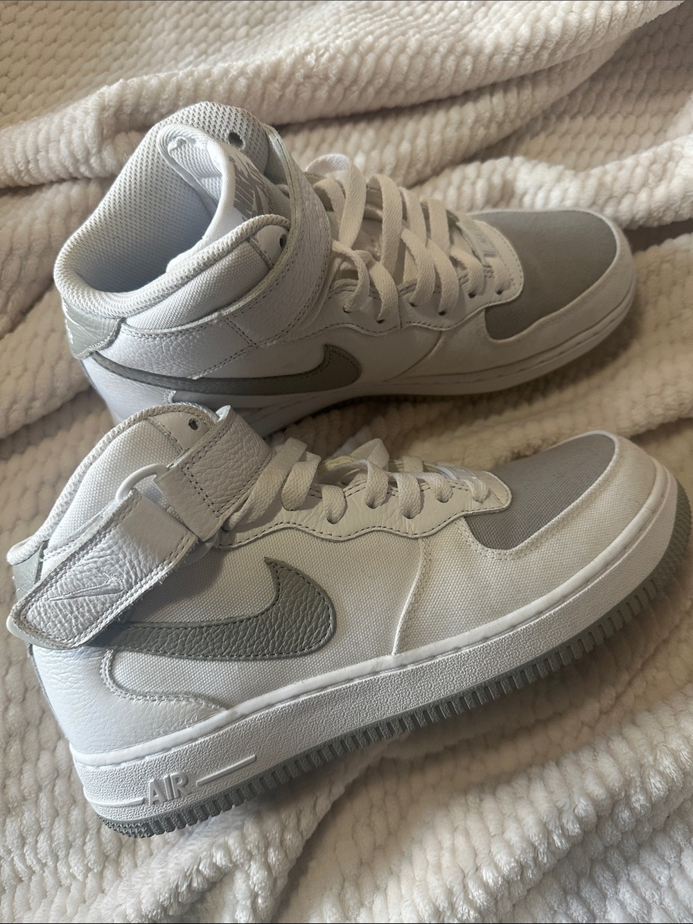 Nike women’s High-Top Sneakers in White and Gray